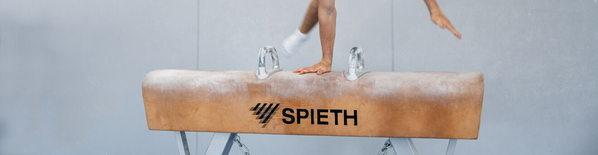 Ein Turner turnt am Pauschenpferd