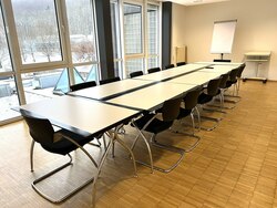 Ansicht eines Tagungsraumes mit Bestuhlung