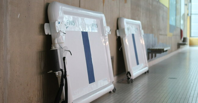 View of the swimming pool edge with two mobile reversible mats