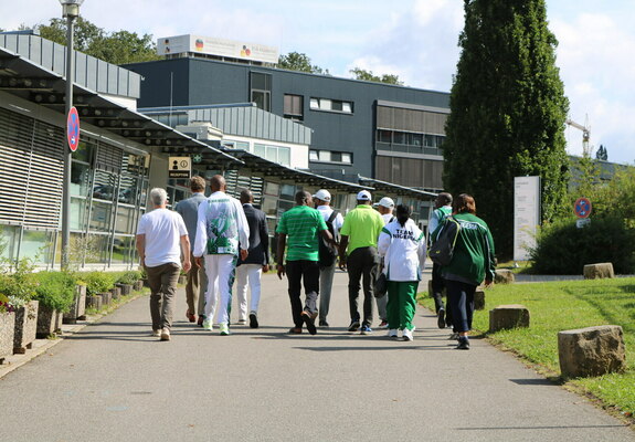 [Translate to English:] Ansicht einer Besuchergruppe bei einer Führung über den Sportcampus Saar