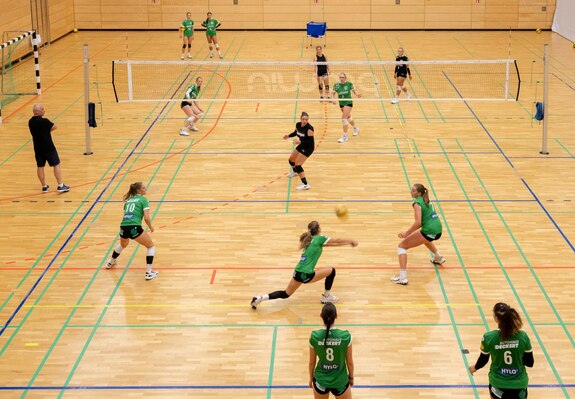 [Translate to English:] Ansicht einer Volleyballgruppe beim Spiel