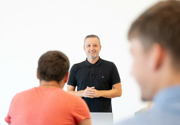 [Translate to English:] Tagungsgruppe mit Referent