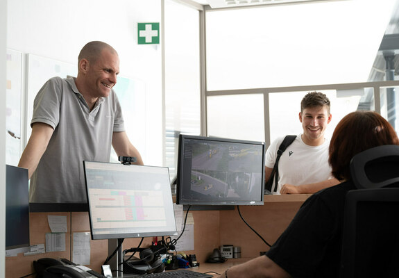 Drei Personen treffen sich im Empfangsbereich