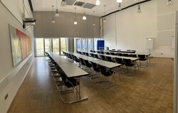 Ansicht eines Tagungsraumes mit Bestuhlung