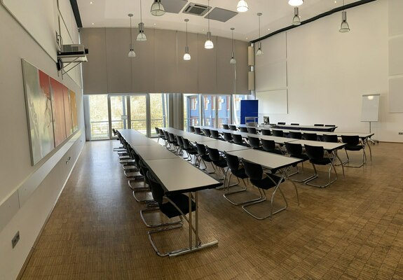 Ansicht eines Tagungsraumes mit Tischen und Stühlen