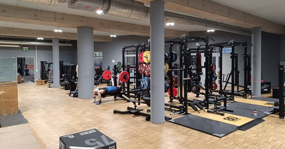 Ansicht des Kraftraumes mit Geräten