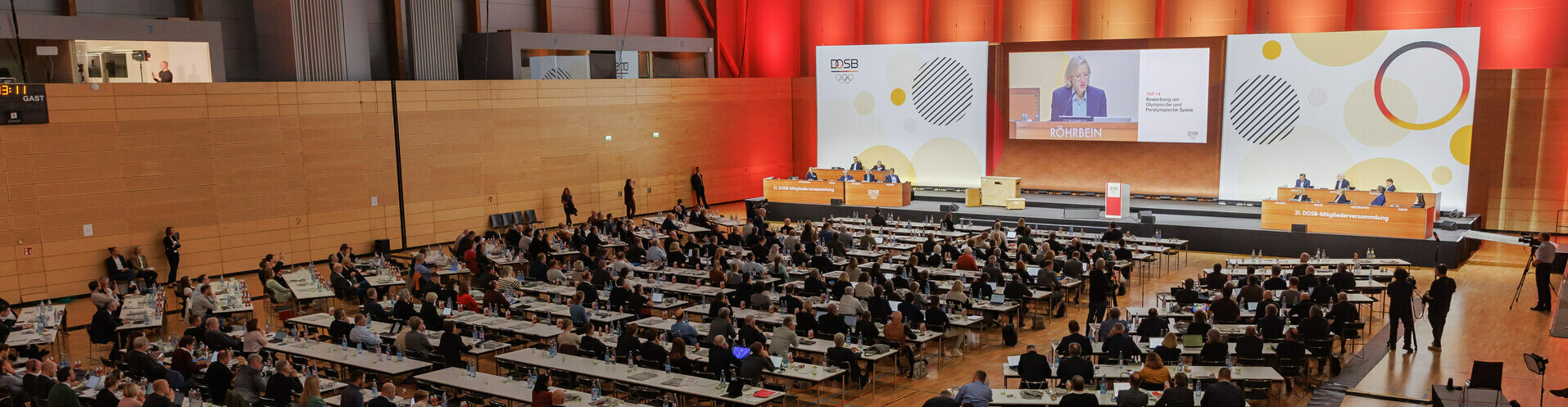 Versammlung in einer Halle