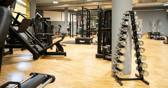 Ansicht des Kurzhantelbereichs im Kraftraum