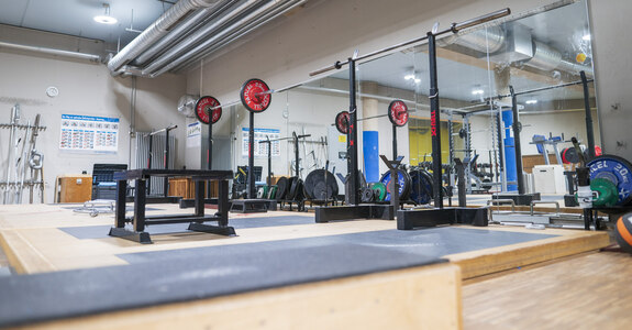 Ansicht des Kraftraumes mit Geräten